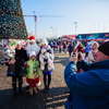 Горожане фотографируются с новогодней елью и деревянными фигурами, которые в этом году украшают праздничный городок — newsvl.ru