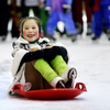 Новое задание - керлинг: сидящего на «тарелке» ребенка необходимо было отправить точно в круг на льду — newsvl.ru