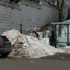 Огромная куча снега у остановки "Серая лошадь"  — newsvl.ru
