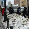 Снег свалили прямо у пешеходного перехода — newsvl.ru
