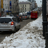 Снежные валы вдоль ТЦ "Алеутский" — newsvl.ru