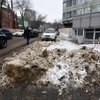 Пешеходы идут по проезжей части, потому что тротуары все еще в снегу — newsvl.ru
