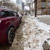 Парковаться приходится вдоль снежных куч — newsvl.ru