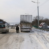 Сотрудники ГИБДД не пускали длинномеры в город из-за погодных условий — newsvl.ru