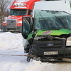 На Санаторной микроавтобус врезался в длинномер — newsvl.ru