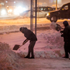 Уборку снега не прекращают и с наступлением темноты — newsvl.ru