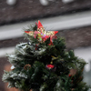 Новогодние украшения вкупе со снегом создают особенное праздничное настроение — newsvl.ru
