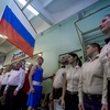 В торжественной обстановке поднимают флаг Российской Федерации — newsvl.ru
