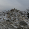 На снежные горы уже успели накидать мусор — newsvl.ru