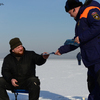 Сотрудники МЧС раздали рыбакам памятки об оказании помощи на льду и правилах безопасности — newsvl.ru