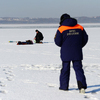 При виде сотрудников МЧС многие рыбаки встают и уходят со льда — newsvl.ru