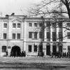 За годы существования театр несколько раз менял название и статус. С 1946 года он был ТЮЗом, в 1981-м получил почетное звание «имени Ленинского Комсомола». В январе 1992 года стал Камерным театром драмы. А свое современное имя – Приморский краевой академический Театр молодежи – получил в 2000 году — newsvl.ru