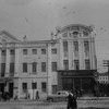 Светланская почти без автомобилей, дорога, мощеная брусчаткой. Театр юного зрителя только что переехал в новое здание — newsvl.ru