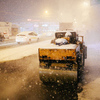 Каток раскатывал асфальт во время снегопада — newsvl.ru