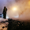 На глазах фотографа VL.ru иностранные рабочие продолжали бросать лопатами горячий асфальт и утрамбовывать его при помощи катка — newsvl.ru