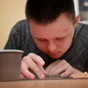 Илья Князев лепит совушку — newsvl.ru