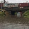 Затоплен проезд под железнодорожным мостом на Лесном переулке. В глубокой луже утонул УАЗ — newsvl.ru