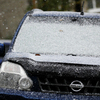 Снег скапливается на стеклах припаркованных машин — newsvl.ru