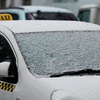 Снег скапливается на стеклах припаркованных машин — newsvl.ru