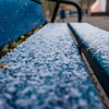 Мокрые снежинки облепили скамейки — newsvl.ru