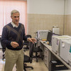 Андрей Имбс демонстрирует лабораторию с газовыми хроматографами  — newsvl.ru