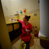 Умываться Маше приходится в тазике на полу - ванная просто не приспособлена для спинальников — newsvl.ru