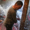 Работу усложняют бьющие из щелей струи холодной воды — newsvl.ru