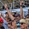 Люди, последовав просьбе ведущего, подняли вверх руки и хлопками поддержали звучащий из колонок «Ритм сердца»  — newsvl.ru