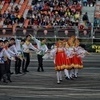 Парни и девушки в национальных костюмах сперва исполнили мягкие парные танцы, а затем и разошлись и пустились в пляс   — newsvl.ru