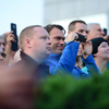 Зрители спешат запечатлеть именитых гостей на камеры — newsvl.ru