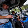 Водитель помогает пассажирам освоить новый платежный терминал — newsvl.ru