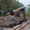 Дорога провалилась, сейчас ее приходится восстанавливать при помощи тяжелой строительной техники    — newsvl.ru
