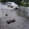 Автомобилистам следует быть внимательными при движении по Калинина. Сотрудники дорожных служб пооткрывали решетки ливневой канализации практически на всем протяжении улицы  — newsvl.ru