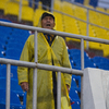 Болельщики желто-синих вооружились дождевиками и зонтами — newsvl.ru
