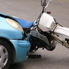 Toyota Funcargo спускался со стороны больницы Рыбаков и на перекрёстке намеревался повернуть налево, когда столкнулся с мотоциклом — newsvl.ru