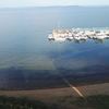 В настоящее время масляное пятно протяженностью около 70 метров прибило к берегу. Фото прислано на WhatsApp — newsvl.ru