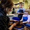 Дети и взрослые лепят из глины в гончарной мастерской «Анастасия» — newsvl.ru