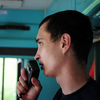 Помощник машиниста Руслан Ефимов разговаривает по радиосвязи — newsvl.ru