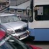 Toyota Land Cruiser Prado выезжал с парковки, когда в него влетел маршрутный автобус — newsvl.ru