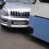 Во Владивостоке на Баляева столкнулись маршрутный автобус с пассажирами и Toyota Land Cruiser Prado — newsvl.ru