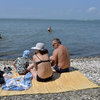 Всех приехавших сюда привлекает доступность зоны отдыха, живописный берег и теплая вода — newsvl.ru