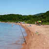 Вода здесь прозрачная, а пляж местами песчаный — newsvl.ru
