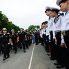 Члены экипажа с торжественного митинга маршируют на корабль — newsvl.ru