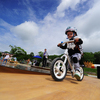 Участник конкурса «Детское обаяние» демонстрирует навыки управления беговелом - детским велосипедом без педалей — newsvl.ru
