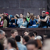 Зрители заняли места около памятника Борцам за власть Советов – там лучше видно — newsvl.ru