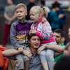 Дети, чтобы лучше видеть, заняли привычные места на плечах родителей — newsvl.ru