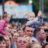 Дети, чтобы лучше видеть, заняли привычные места на плечах родителей — newsvl.ru