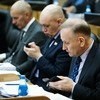На заседаниях порой депутатам приходится проводить по 5 часов... Так что заскучав, они играют в телефон, читают новости и рассылают сообщения — newsvl.ru