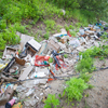 Вдоль дороги – кучи мусора, свезенные со всего города — newsvl.ru