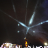 Темное ночное небо озаряли вспышки прожекторов — newsvl.ru